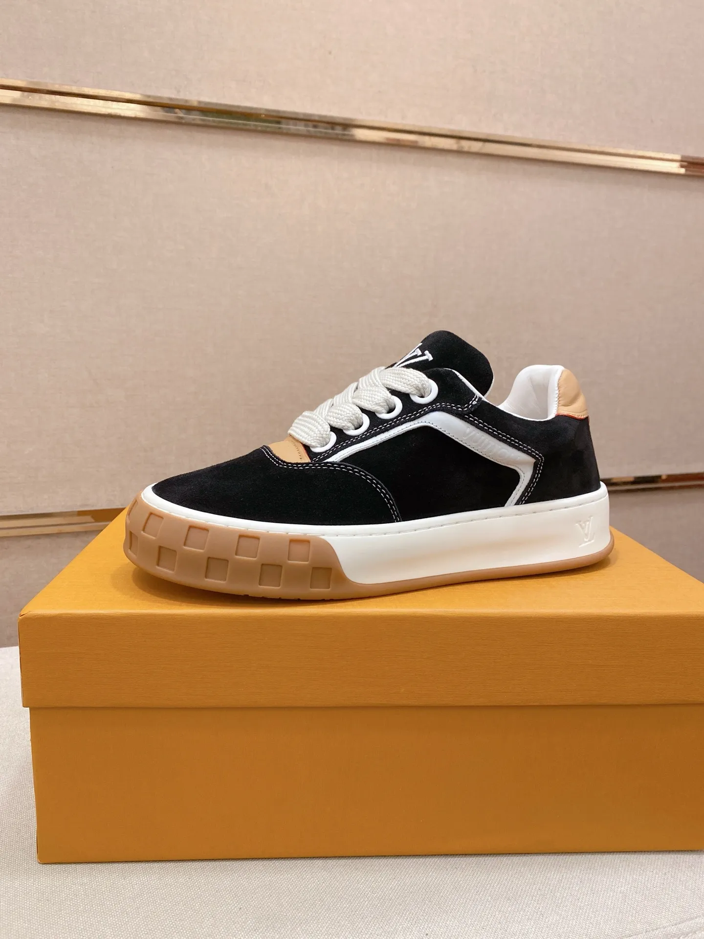 Factory price: 480💰 LV 🫏The colorful interpretation of BUTTERSOFT sneakers combines sheepskin, The colorful interpretation of LV BUTTERSOFT sneakers combines sheepskin and calfskin for a super soft feel. Designed by Pharrell Williams, this '60s-inspired shoe features a padded upper that's been crafted by Louis Vuitton craftsmen to further enhance the comfort of the leather. In addition to the LV initials, it features multiple signatures, including natural leather trim and an embossed pattern of Pharrell Williams and lobster on the side, referencing the Fall/Winter 2025 men’s show. A must-have artifact for fashionistas✅ Code number 38-44